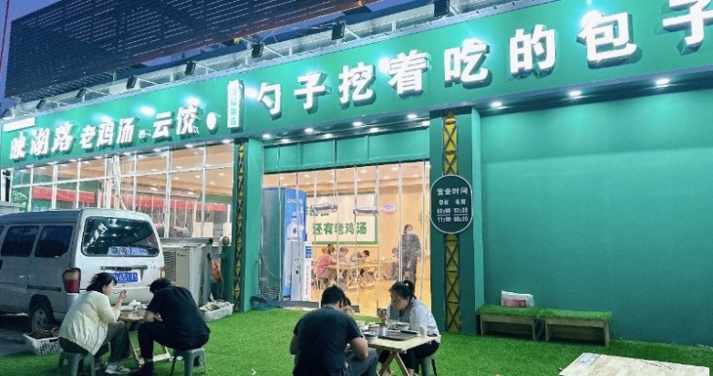 环境好服务好的大饭店，干不过环境差没服务的大排档