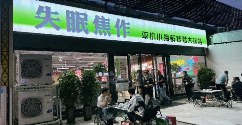 环境好服务好的大饭店，干不过环境差没服务的大排档