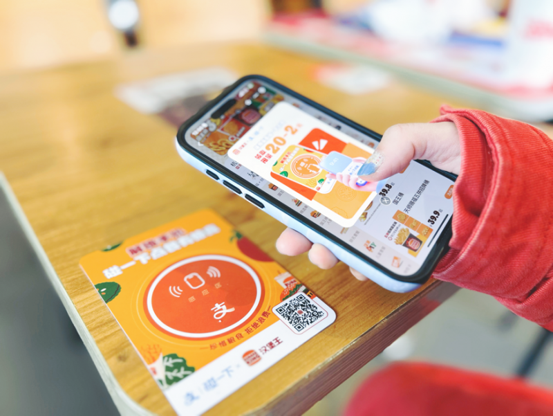 汉堡王引领餐饮新风尚,全面上线“碰一下点餐”服务